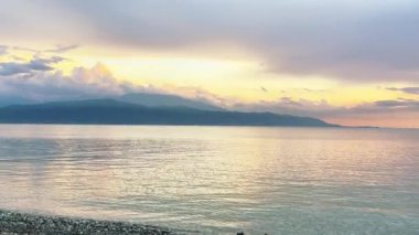 Yunanistan 'ın orta kesimindeki bir kıyı kasabası olan Skaloma' nın hava aracı görüntüsü, Corinth Körfezi kıyı şeridi, açık mavi deniz, geleneksel evler ve Akdeniz manzarasını gösteriyor. Manzaralı Yunan kıyıları, yaz gezileri, yüksek açılı insansız hava aracı görüntüleri.