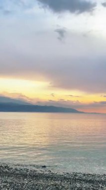 Yunanistan 'ın orta kesimindeki bir kıyı kasabası olan Skaloma' nın hava aracı görüntüsü, Corinth Körfezi kıyı şeridi, açık mavi deniz, geleneksel evler ve Akdeniz manzarasını gösteriyor. Manzaralı Yunan kıyıları, yaz gezileri, yüksek açılı insansız hava aracı görüntüleri.