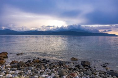 Orta Yunanistan 'daki Korint Körfezi' nde gün batımı Marathias köyünden ele geçirildi. Renkli gökyüzü, sakin deniz ve altın saat boyunca Akdeniz kıyıları. 