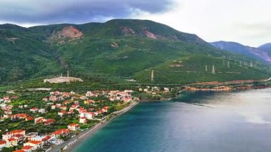 Orta Yunanistan 'da bir kıyı köyü olan Marathias' ın insansız hava aracı görüntüsü Corinth Körfezi kıyılarını ve Peloponnesse 'i gösteriyor.. 