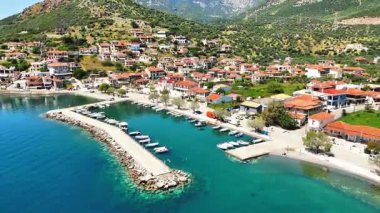 Yunanistan 'ın orta kesimindeki bir kıyı köyü olan Glyfada' nın insansız hava aracı görüntüsü, Korint Körfezi kıyı şeridi, açık mavi deniz, geleneksel evler ve Akdeniz manzarasını gösteriyor. 