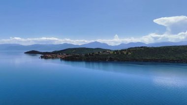 Yunanistan 'ın Korint Körfezi' ndeki Trizonia Adası 'nın hava aracı görüntüsü