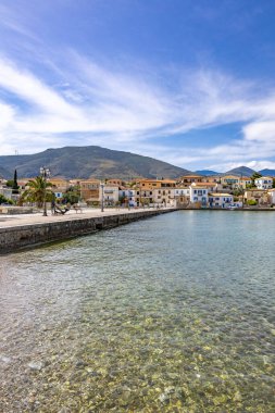 Yunanistan 'ın orta kesimindeki tarihi bir kıyı kasabası olan Galaxidi' nin görüntüsü, baharda çekildi. Geleneksel beyazlatılmış ve taştan evler, renkli detaylar, çiçek açan bitkiler, ve Corinth Körfezi boyunca sakin mavi su. Resimli bir Akdeniz manzarası.