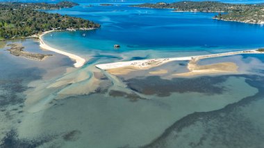 Sithonia, Chalkidiki, Yunanistan 'da kumsalları, sığ gölü ve turkuaz suyu olan Fteroti Sahili' nin insansız hava aracı görüntüsü. Kıyı Akdeniz manzarası.