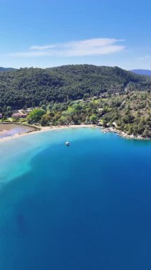 Sithonia, Chalkidiki, Yunanistan 'da kumsalları, sığ gölü ve turkuaz suyu olan Fteroti Sahili' nin insansız hava aracı görüntüsü. Kıyı Akdeniz manzarası.