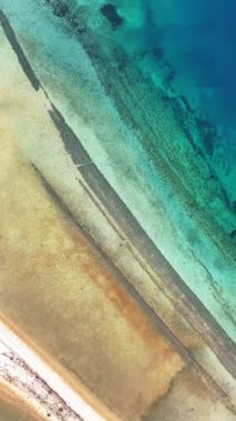 Sithonia, Chalkidiki, Yunanistan 'da kumsalları, sığ gölü ve turkuaz suyu olan Fteroti Sahili' nin insansız hava aracı görüntüsü. Kıyı Akdeniz manzarası.