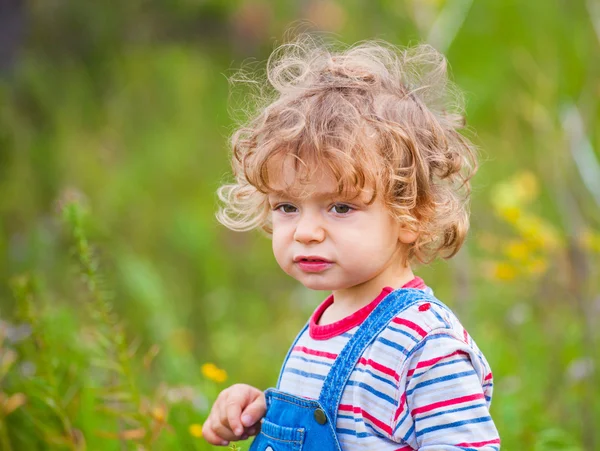 Retrato de criança menino ao ar livre — Fotografia de Stock