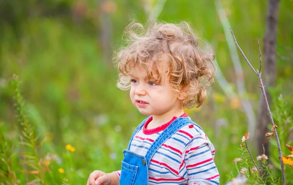 Porträtt av barn pojke utomhus — Stockfoto