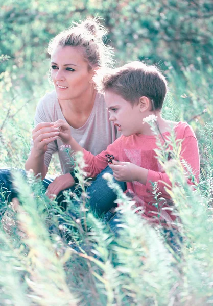 Mère et fils en plein air — Photo