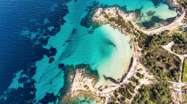 Yunanistan 'ın Chalkidiki kentindeki Vourvourou kentindeki Karydi Plajı' nın insansız hava aracı görüntüsü, savrulma sırasında çekildi. Temiz sığ sular, pürüzsüz kaya oluşumları ve kalabalık olmayan sakin kıyı şeridi..