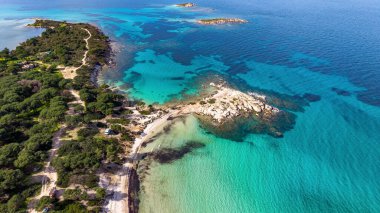Yunanistan 'ın Chalkidiki kentindeki Vourvourou kentindeki Karydi Plajı' nın insansız hava aracı görüntüsü, savrulma sırasında çekildi. Temiz sığ sular, pürüzsüz kaya oluşumları ve kalabalık olmayan sakin kıyı şeridi..