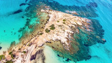 Yunanistan 'ın Chalkidiki kentindeki Vourvourou kentindeki Karydi Plajı' nın insansız hava aracı görüntüsü, savrulma sırasında çekildi. Temiz sığ sular, pürüzsüz kaya oluşumları ve kalabalık olmayan sakin kıyı şeridi..