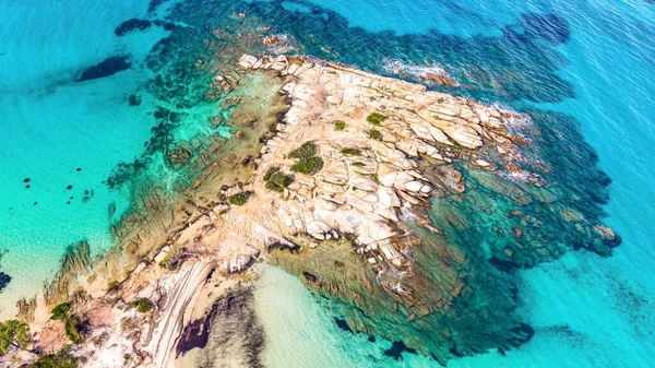Yunanistan 'ın Chalkidiki kentindeki Vourvourou kentindeki Karydi Plajı' nın insansız hava aracı görüntüsü, savrulma sırasında çekildi. Temiz sığ sular, pürüzsüz kaya oluşumları ve kalabalık olmayan sakin kıyı şeridi..