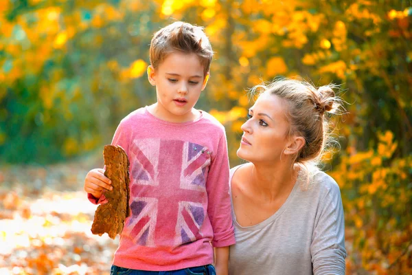 5-årig pojke med sin mamma — Stockfoto