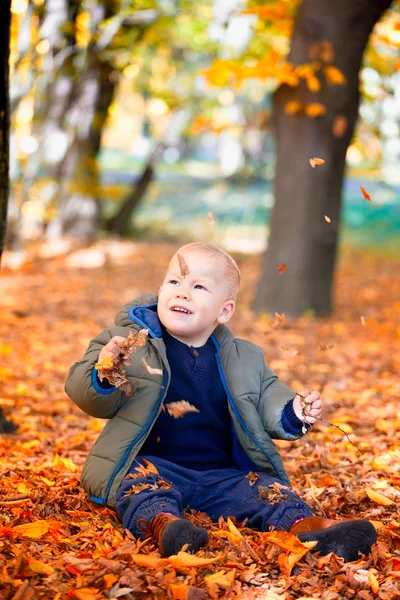 Ormanda erkek bebek — Stok fotoğraf