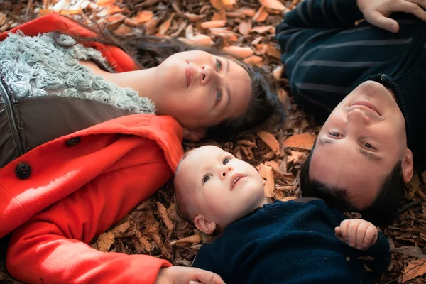 Famiglia nel bosco — Foto Stock