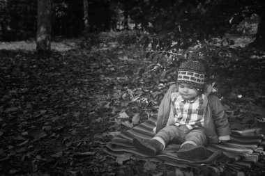 8 ay yaşlı çocuk sonbaharda