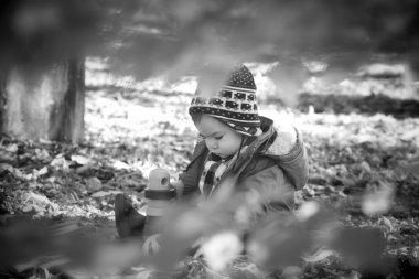 8 ay yaşlı çocuk sonbaharda