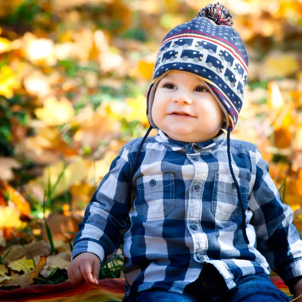 8 Monate alter Junge im Sturz — Stockfoto