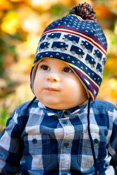 Niño de 8 meses en el otoño — Foto de Stock