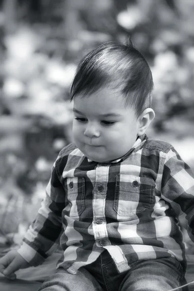 8 maanden oude jongen in de herfst — Stockfoto