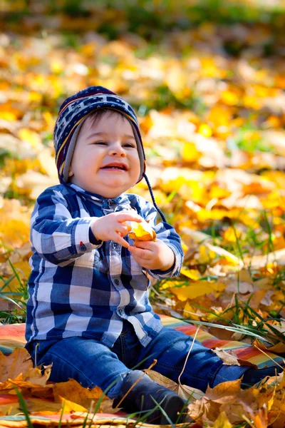 Αγόρι 8 μηνών το φθινόπωρο — Φωτογραφία Αρχείου