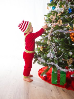 Elf olarak giyinmiş bir bebek
