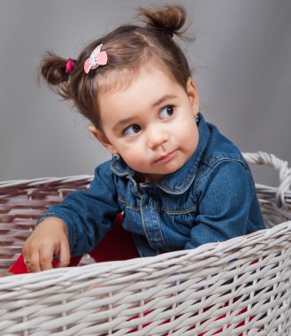 1 bir buçuk yaşındaki bebek kız kapalı