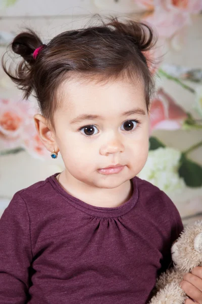 1 en een half jaar oud meisje van de baby binnen — Stockfoto