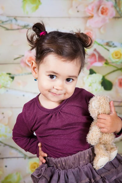 1 i pół lat dziewczynka kryty — Zdjęcie stockowe