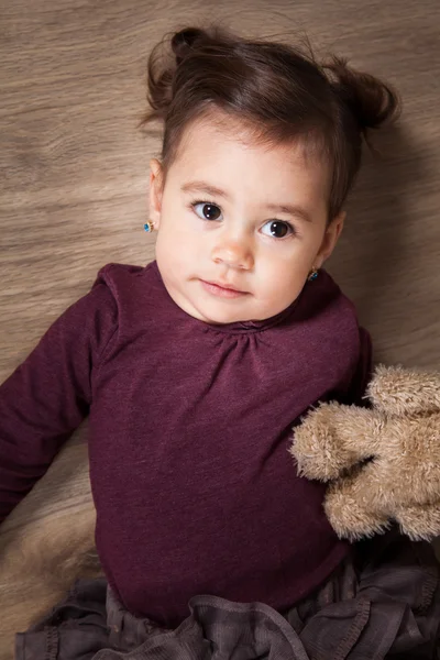 1 och ett halvt år gammal flicka inomhus — Stockfoto