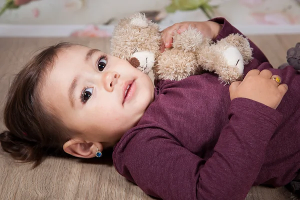 1 bir buçuk yaşındaki bebek kız kapalı — Stok fotoğraf