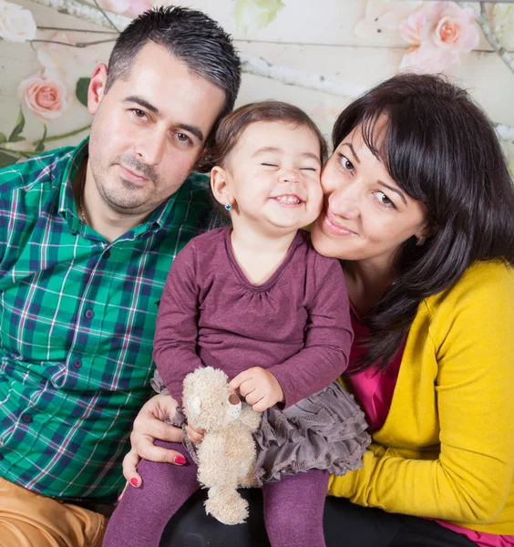 Familie van 3 in studio — Stockfoto