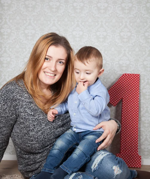 Babyjongen en Mama — Stockfoto