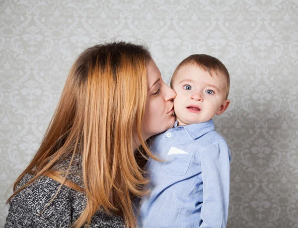 Erkek bebek ve anne — Stok fotoğraf