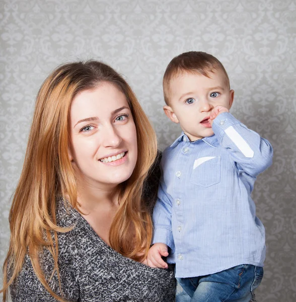 Baby Junge und Mama — Stockfoto