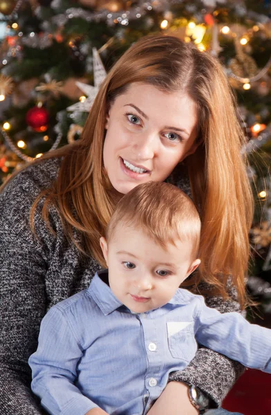 Menino e mamãe, retrato de Natal — Fotografia de Stock