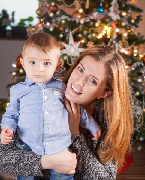 Erkek bebek ve anne, Noel portre — Stok fotoğraf