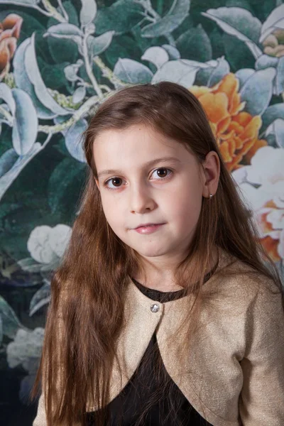8-årig flicka porträtt i studio — Stockfoto