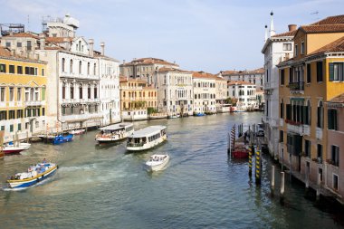 su üzerinde renkli Venice evleri