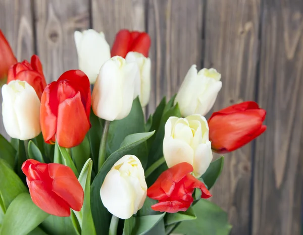 Strauß Tulpen auf Holzgrund — Stockfoto