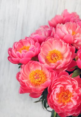 Bir buket pembe şakayık.