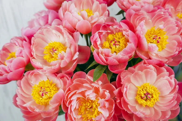 Bir buket pembe şakayık.