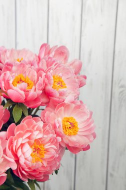 Bir buket pembe şakayık.