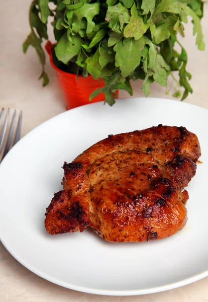 Filete de carne de res a la parrilla fresca en plato blanco — Foto de Stock