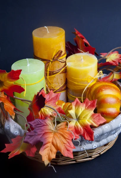 Calabaza para Halloween con velas en la cesta — Foto de Stock
