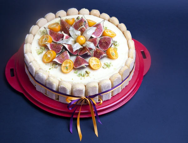 Bolo de queijo decorado com figo e kumquat — Fotografia de Stock