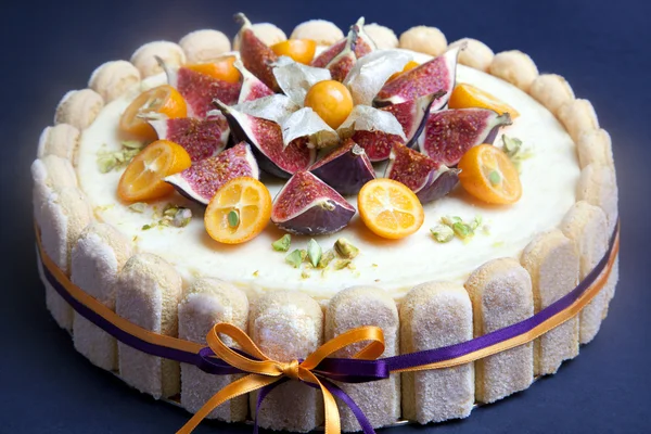 Cheesecake versierd met vijgen en kumquat — Stockfoto