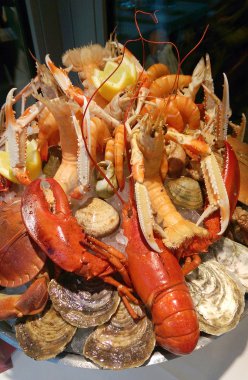 Bir tabakta salyangoz ve deniz ürünleri