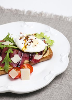 Haşlanmış yumurta ve jamon ile sandviç